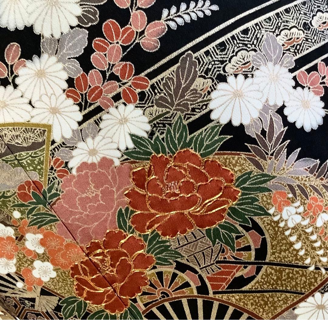 正絹黒留袖　駒刺繍　扇面花車文　金彩　⑥( 訪問着、紬、袋帯なども出品)