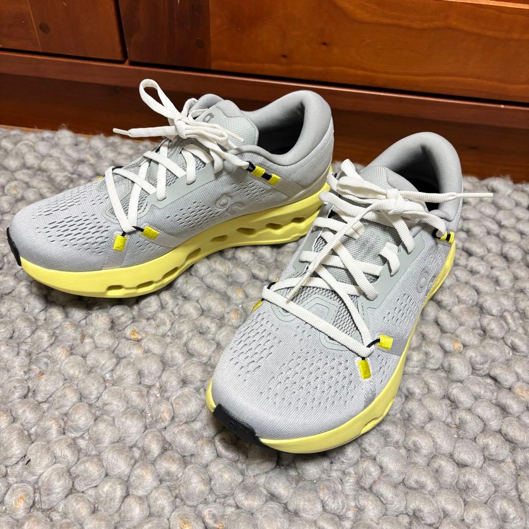 新品同様　on オン　Cloudsurfer 2 スニーカー　ライトグレー