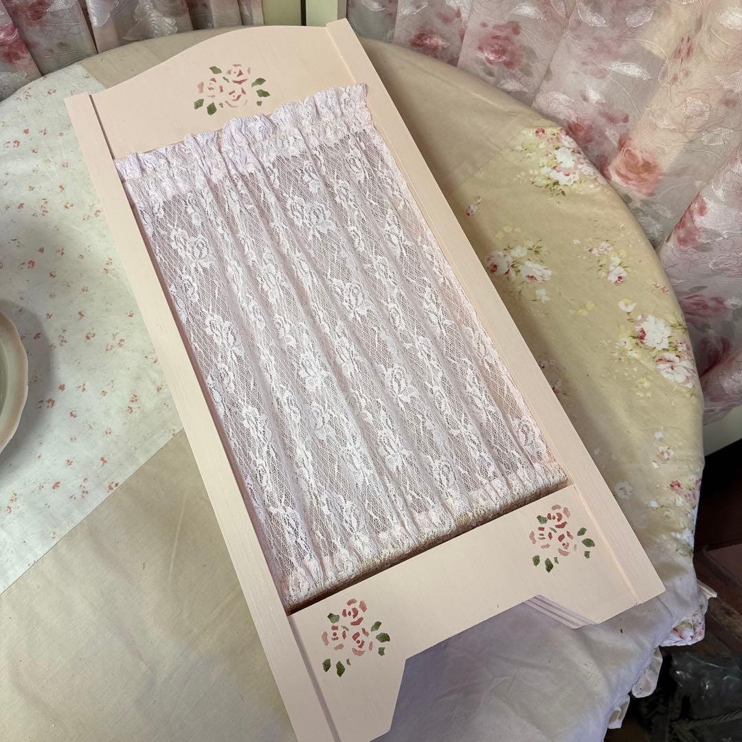 ピンクのレースカーテン付きミニパーティション　卓上仕切り　目隠しスクリーン