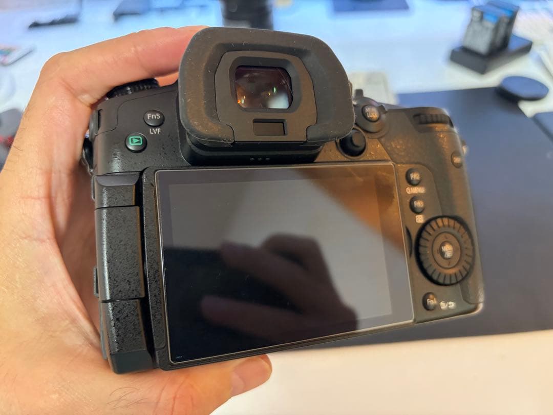 LUMIX GH5 デジタル一眼レフ　大容量電池2つ、純正1つ　128gb SD