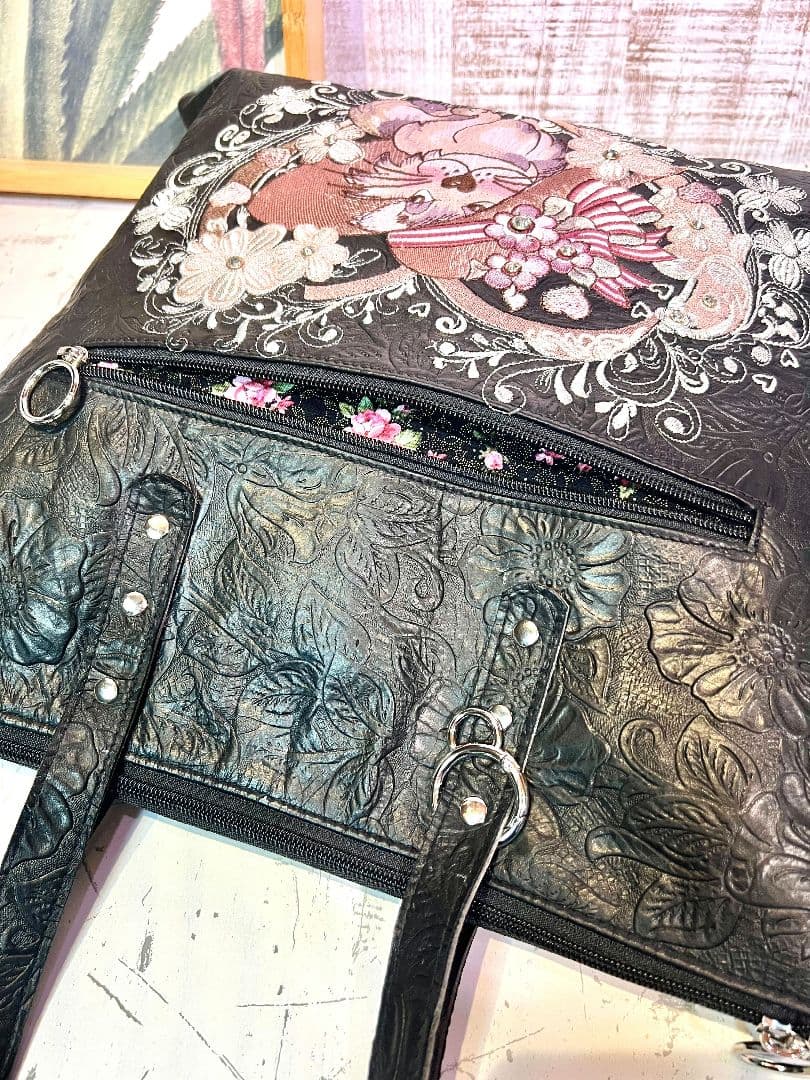 ロラライハリス♡フラワー型押し本革ブラック♡刺繍の肩掛けファスナー式バッグ♡