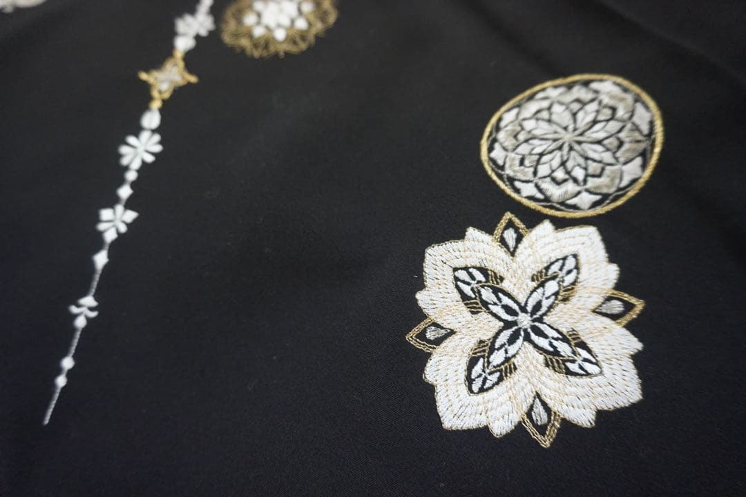 や*き様 白い花の刺繍　黒地付下げ 単衣仕立て