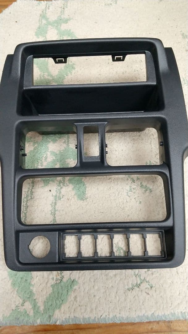 スズキキャリー、ニッサンスキッパーのカーラジオと取り付けボックスです