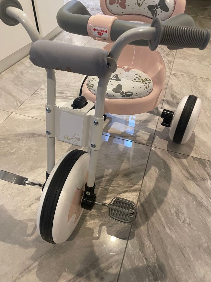 ディズニー トライクピュア　三輪車（ピンク）かじとり おしゃれ トイザらス限定
