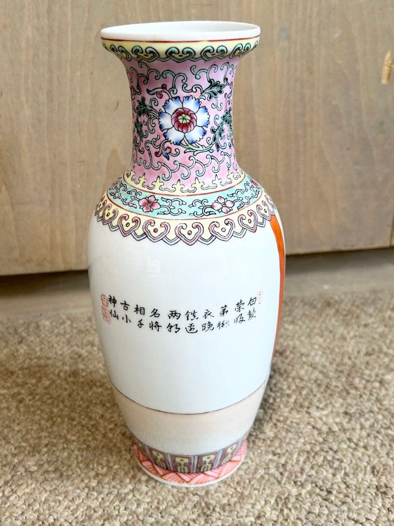 中国景徳鎮製花瓶　粉彩人物紋　三隆　乾隆年製　中国陶磁器　色絵磁器