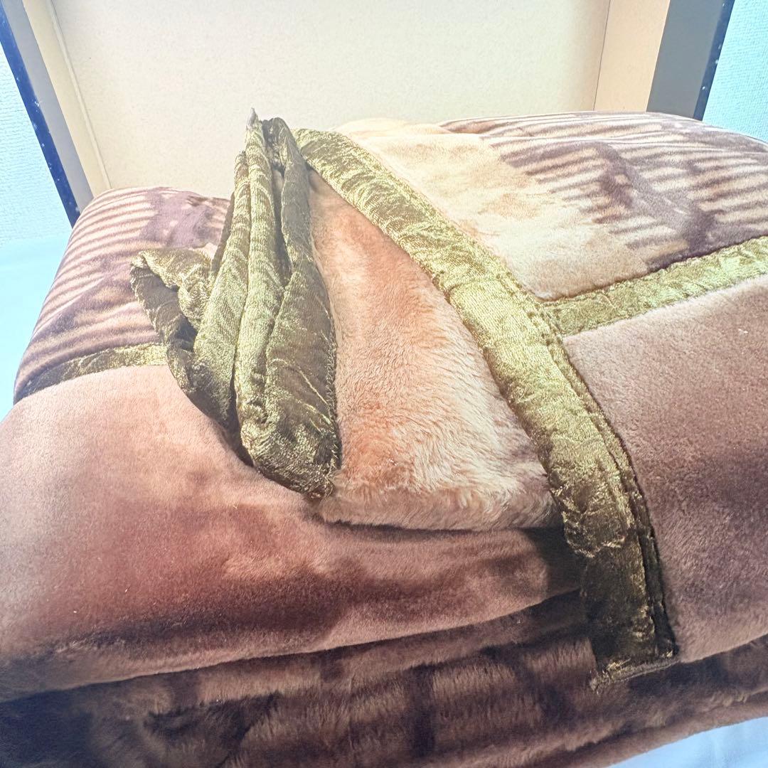 イヴ・サンローラン　YSLロゴ総柄アクリルニューマイヤー毛布