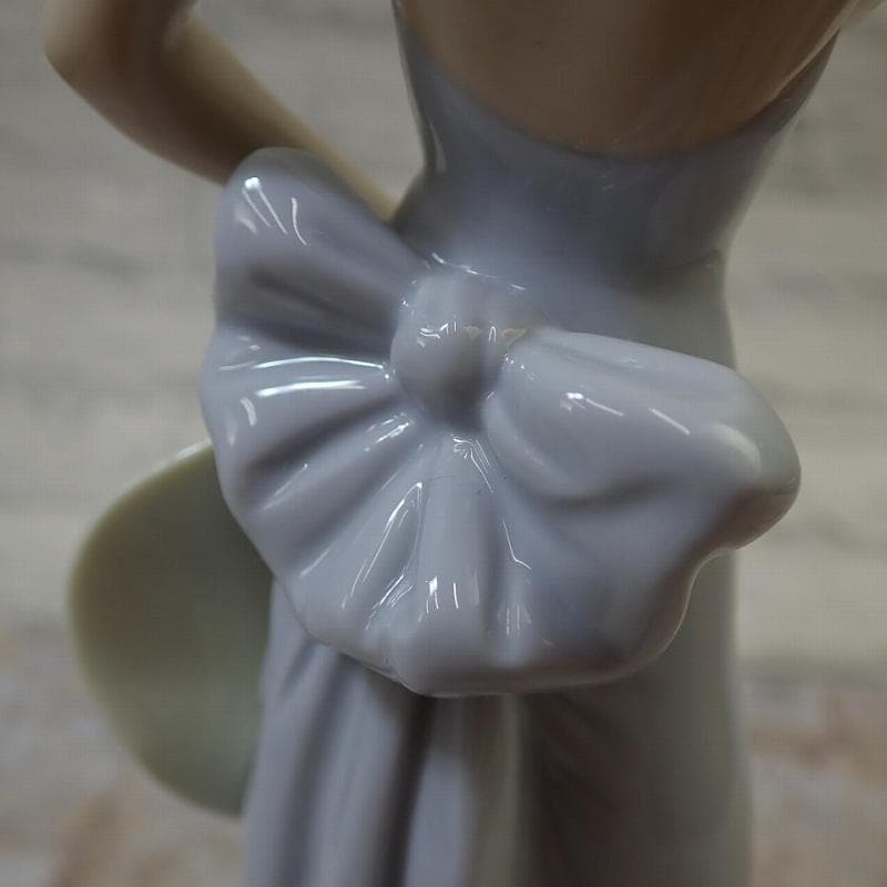 RU-6396 リヤドロ フィギュリン 貴婦人と帽子