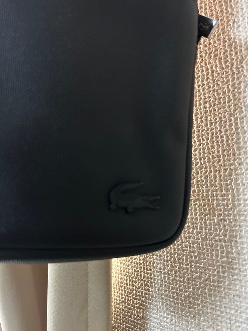 現行モデルラコステ メンズクラシック バーティカルカメラバッグ LACOSTE