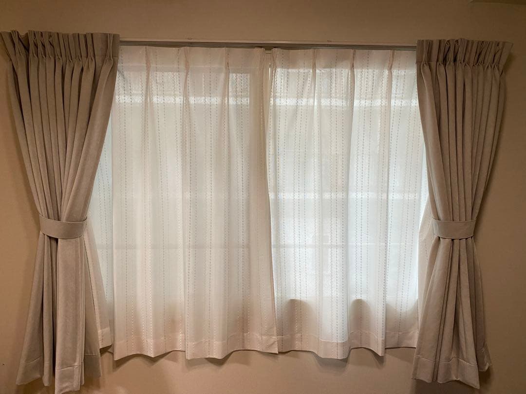 unicoドレープカーテンAPT ライトベージュ遮光2級　幅2100×丈1400