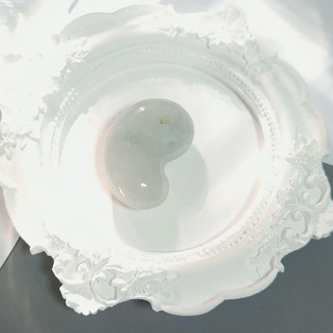 極上プレミアム・アイスジェイド・透明感抜群・艶美麗　糸魚川天然翡翠勾玉　X437