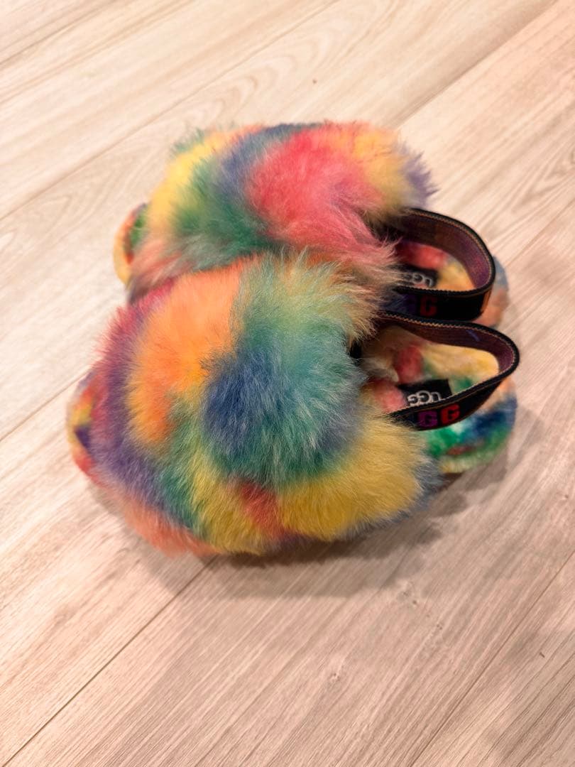 希少！UGG W FLUFF YEAH PRIDE RAINBOW