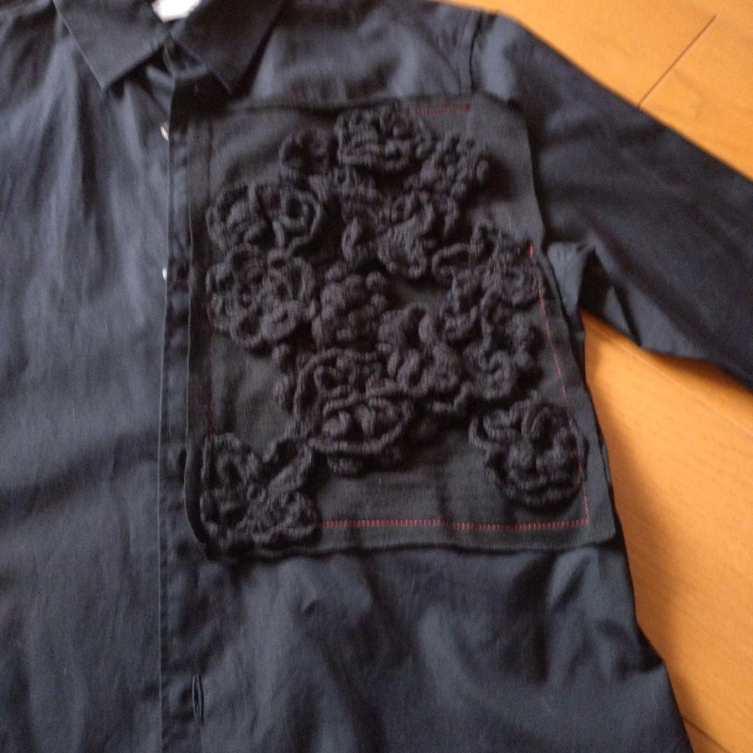 コムデギャルソンrobe 黒 長袖シャツ 胸にニットの花モチーフ