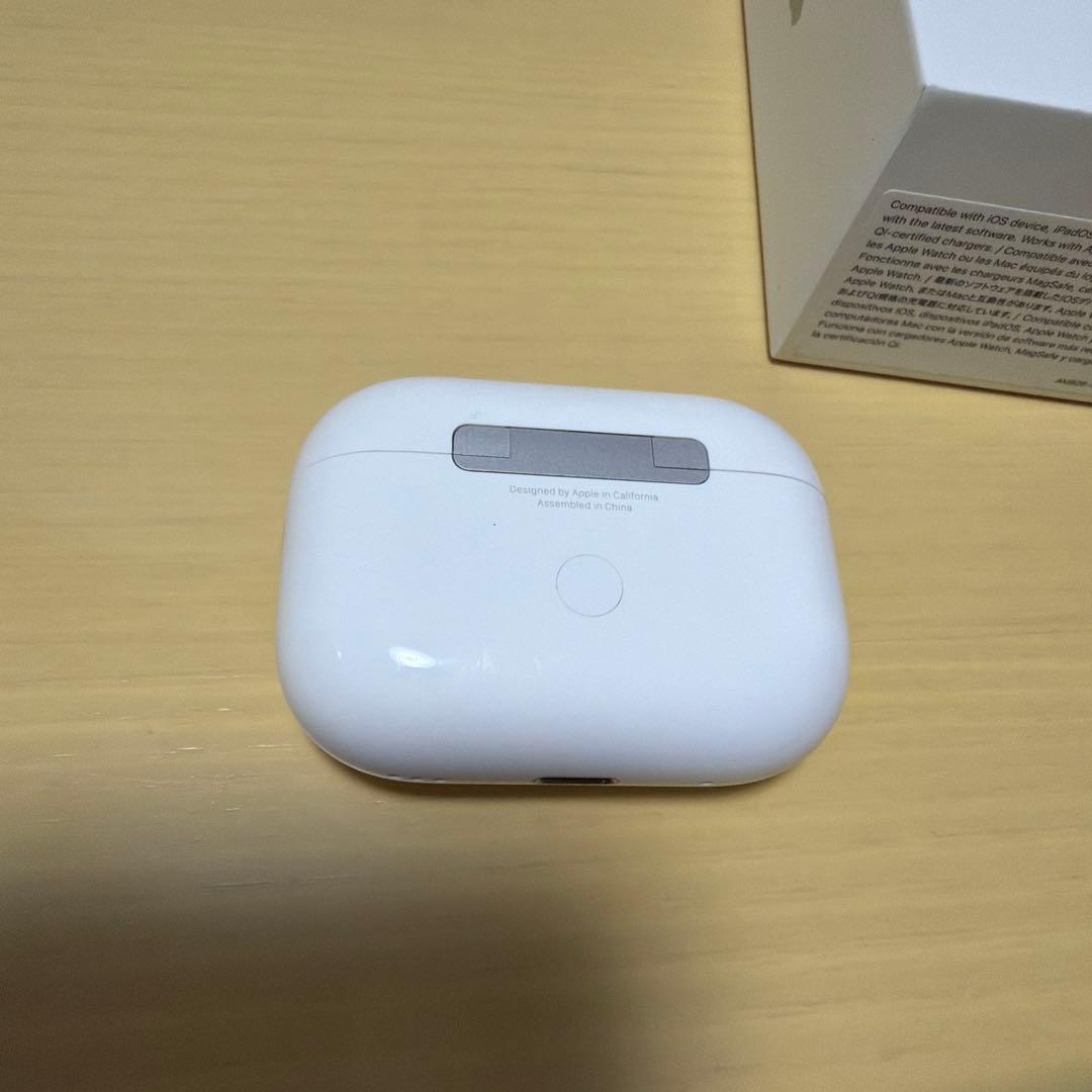 AirPods Pro第2世代のホワイトワイヤレスイヤホン、箱、充電ケース付き。