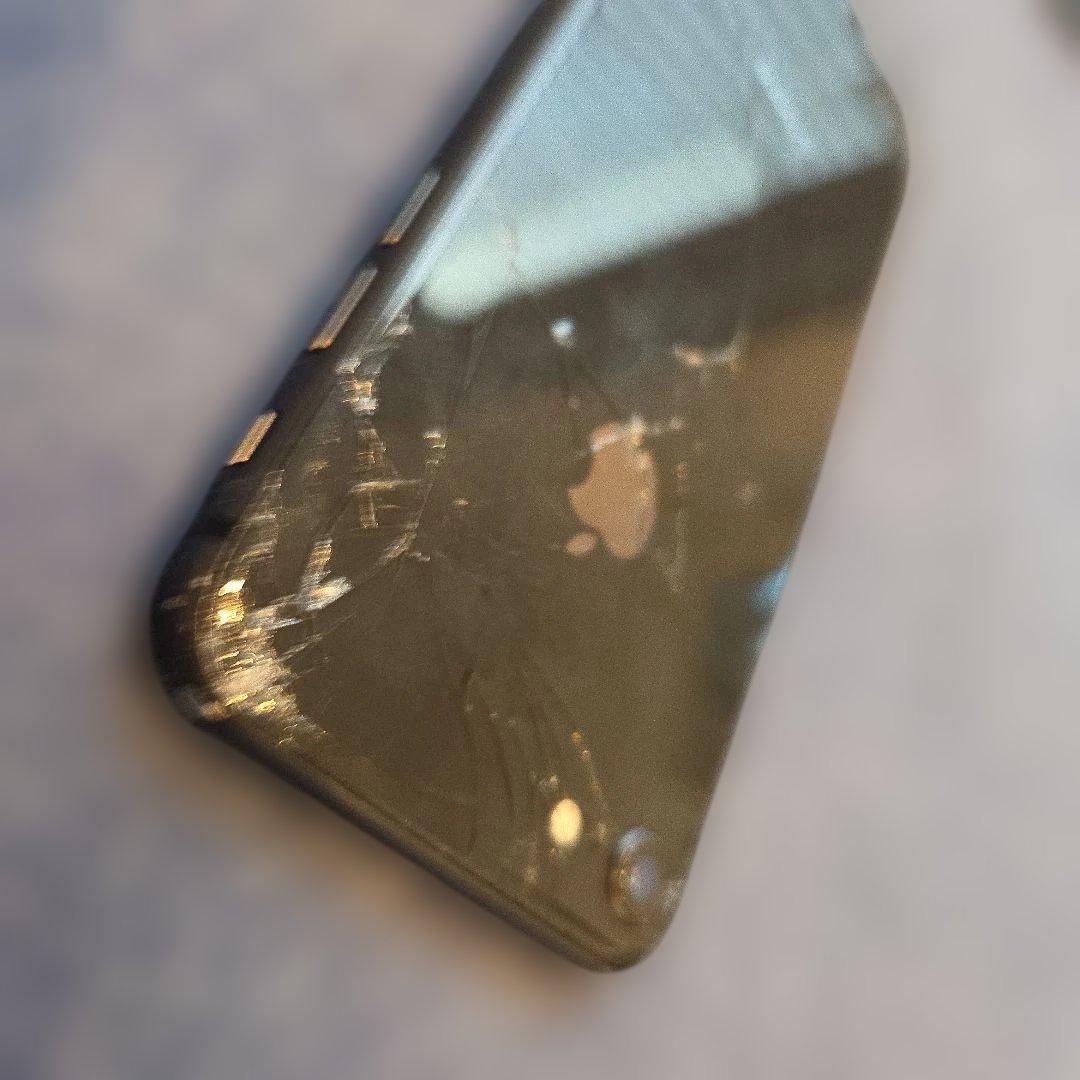 iPhone8 本体 ひび割れあり