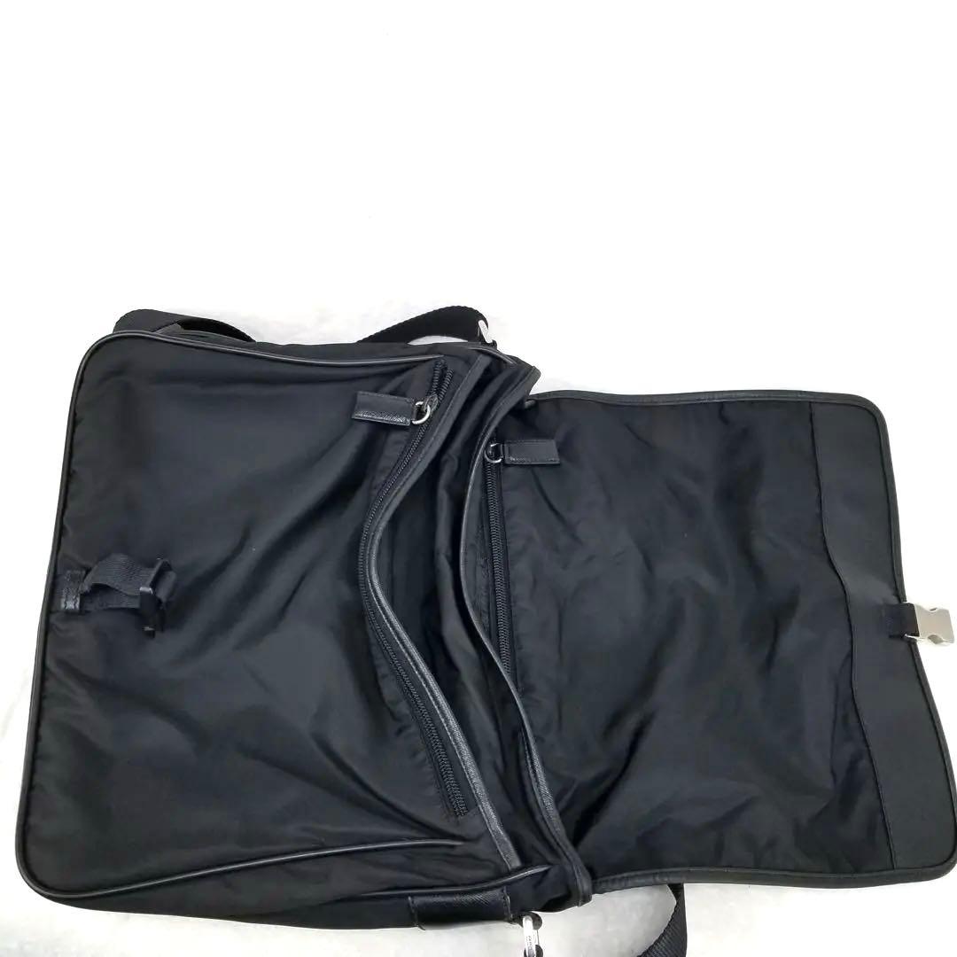 プラダ　ナイロン製 ブラック メッセンジャーバッグ