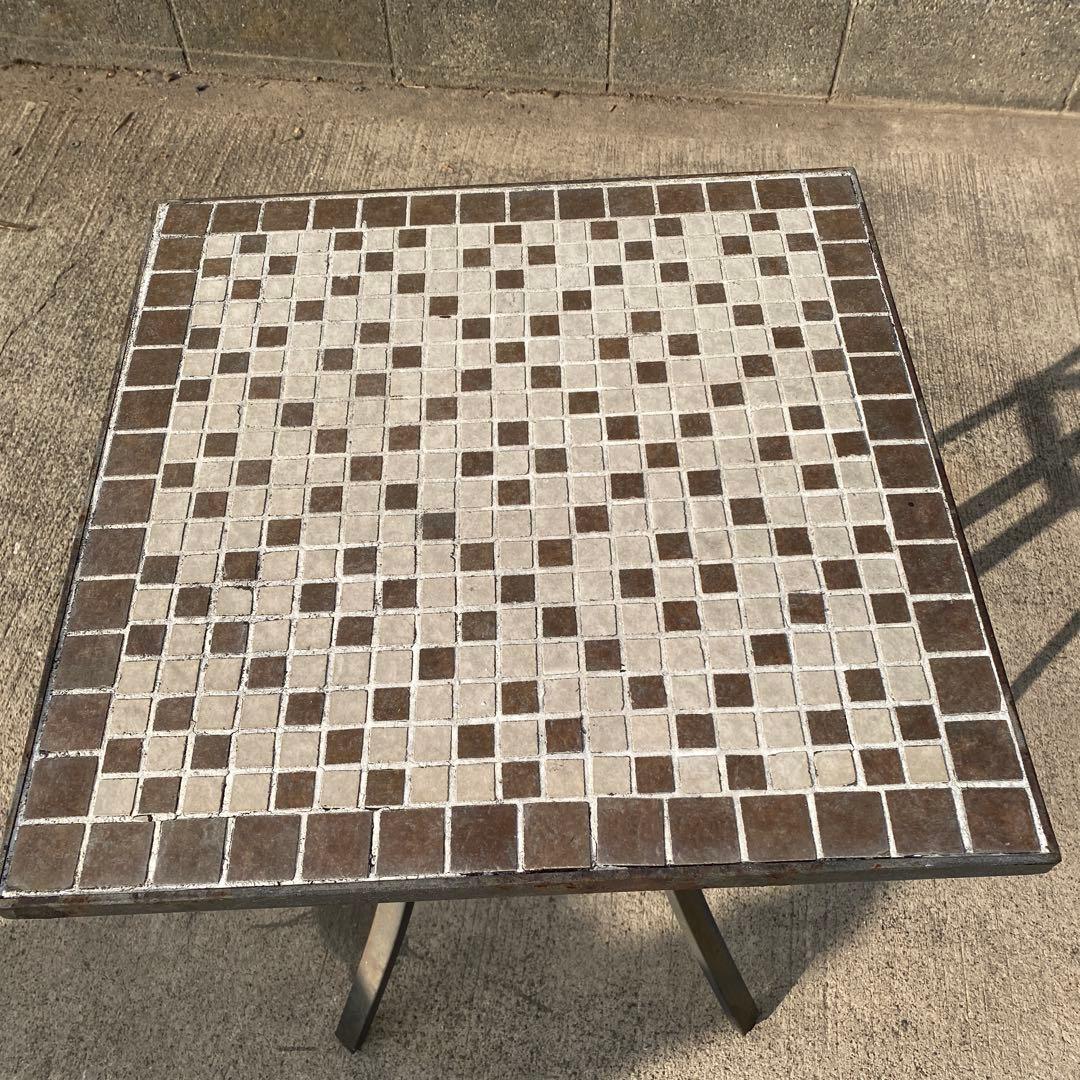 タイル貼りのモザイクデザインの正方形テーブル（アンティーク）