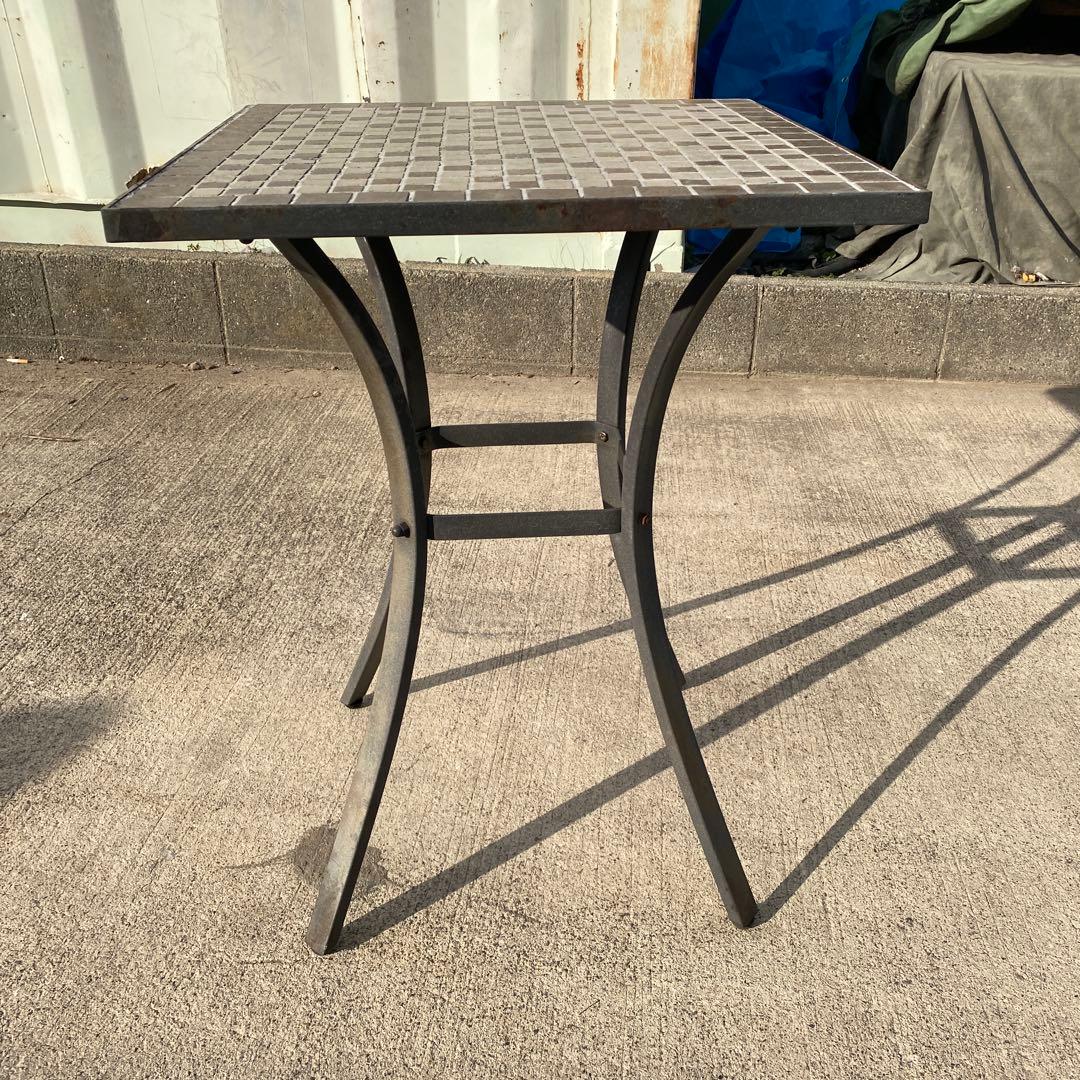 タイル貼りのモザイクデザインの正方形テーブル（アンティーク）