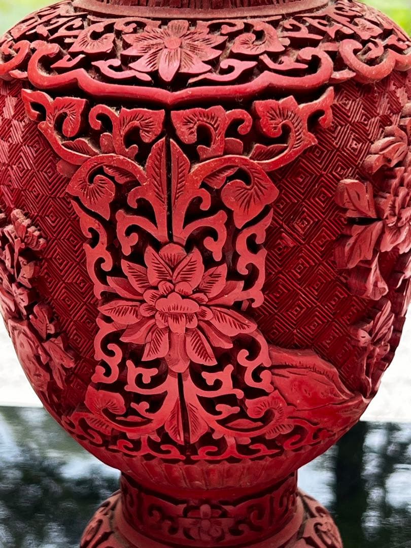 中国美術工芸品　赤漆　彫刻壺　（花瓶）