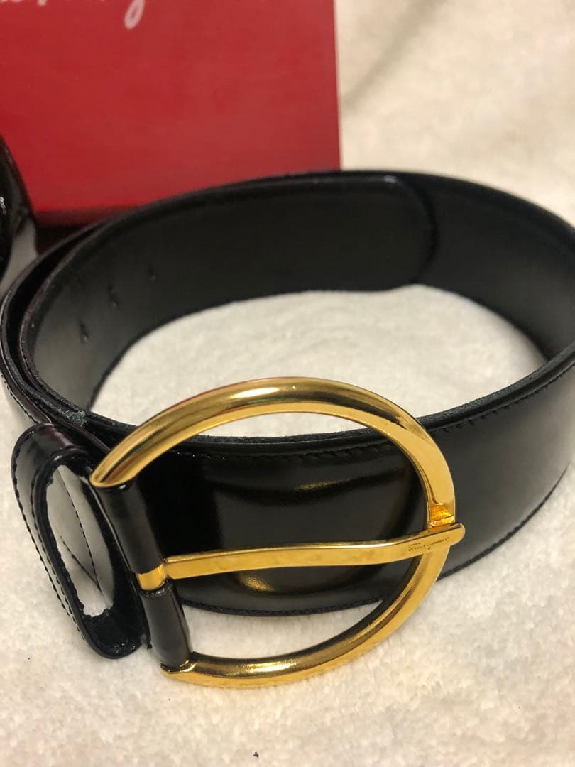 Salvatore ferragamo ガンチー二エナメルウエストポーチ。