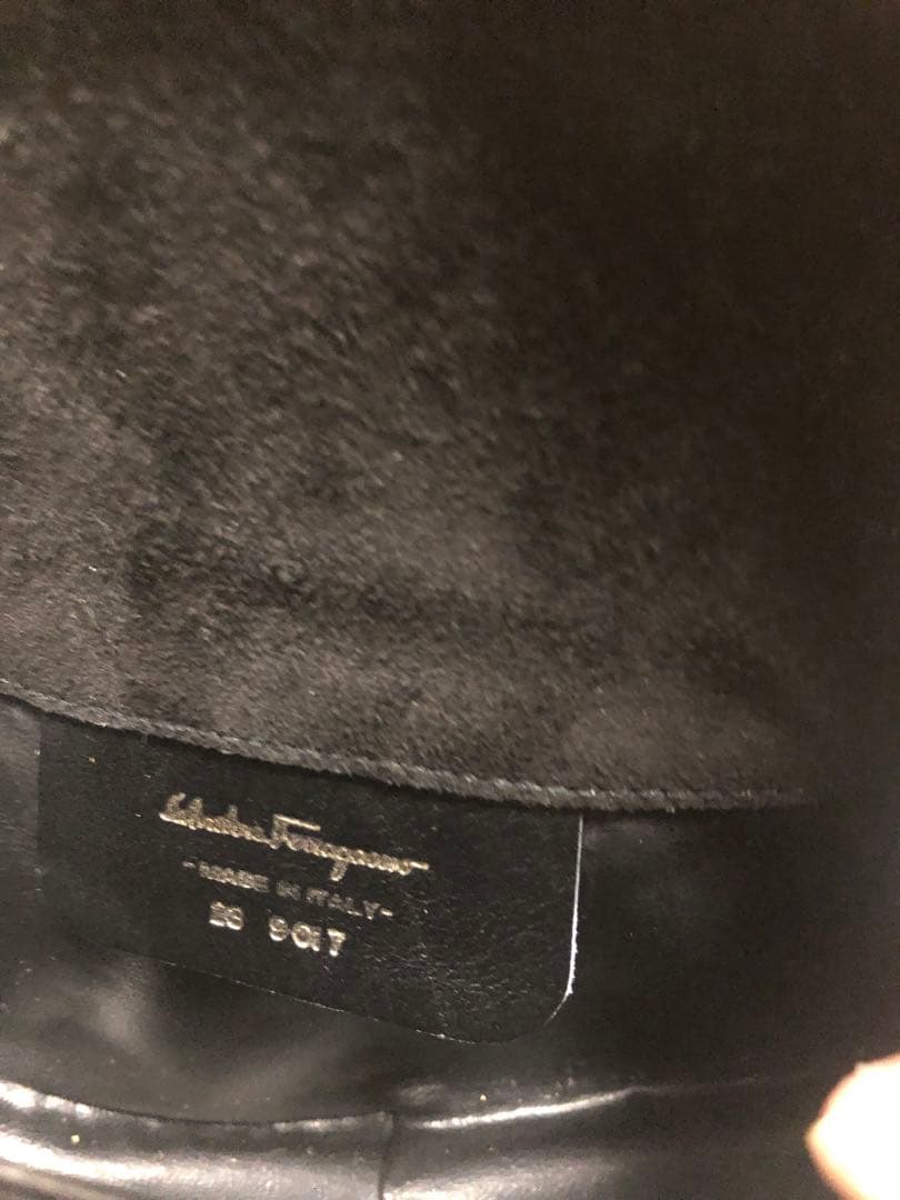 Salvatore ferragamo ガンチー二エナメルウエストポーチ。