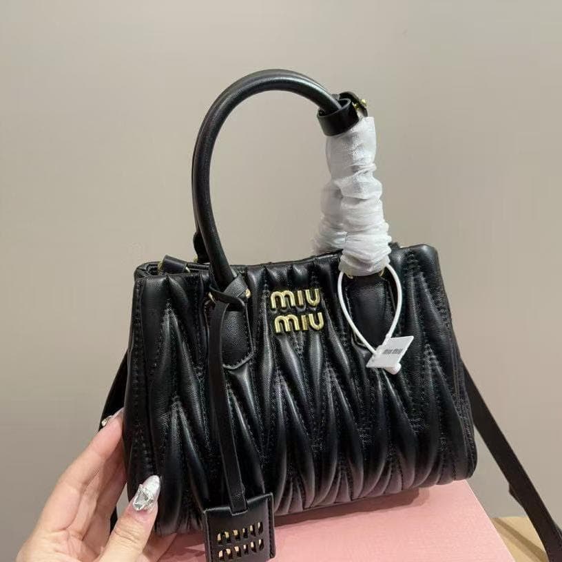 ブラック ショルダーバッグ