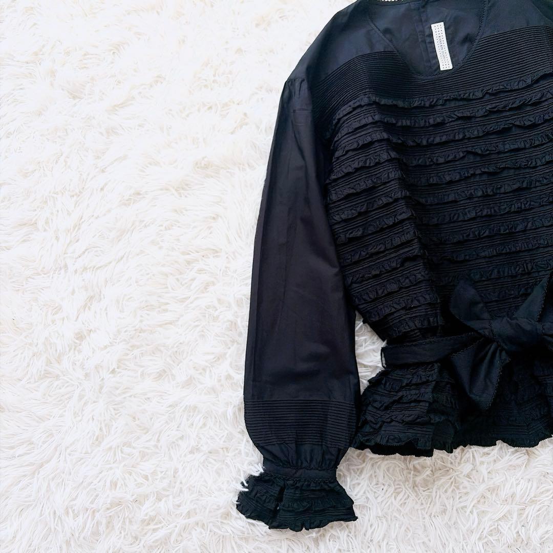 カネコイサオ　kaneko isao ピコフリルノーカラーブラウス　ベルト付　黒