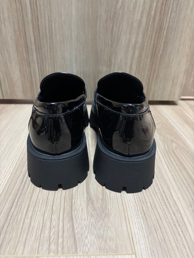 ZARA ブラックエナメル厚底ローファー