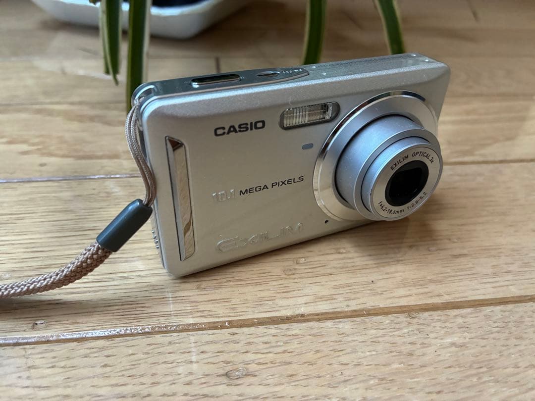 【週末値下げ】コンパクトカメラ カシオXEILUM
