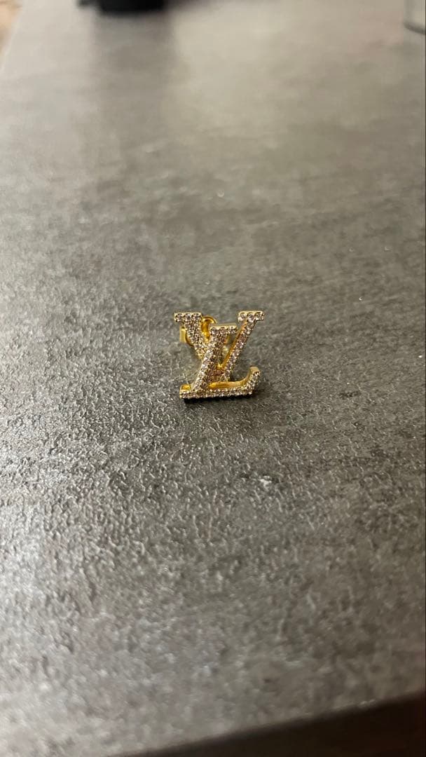 LVロゴ ストーン付きピアス(片耳用)