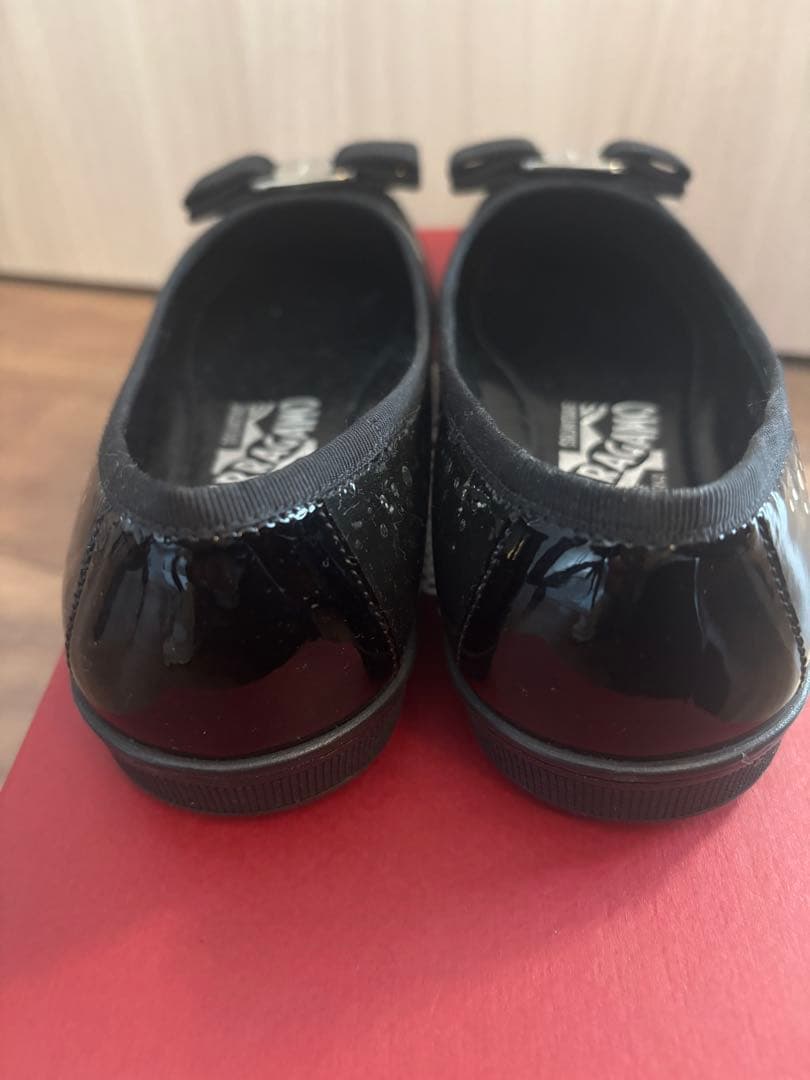 【新品】Ferragamo エナメル ブラック フラットシューズ