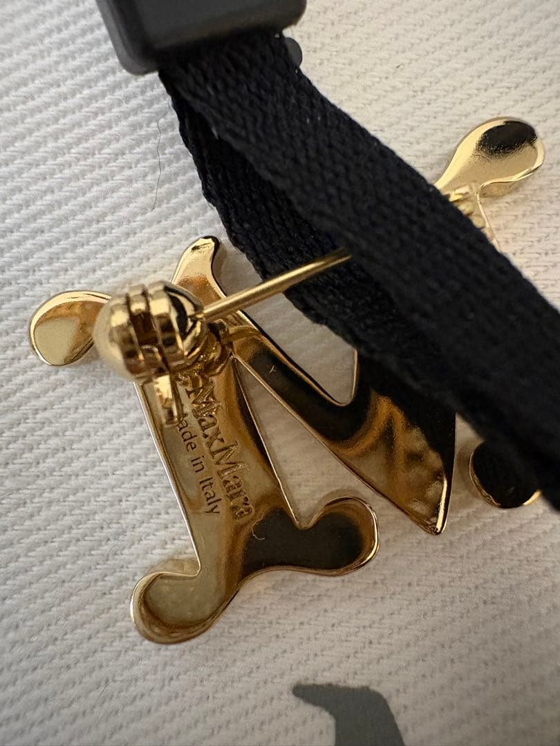 MaxMara M字型ブローチ