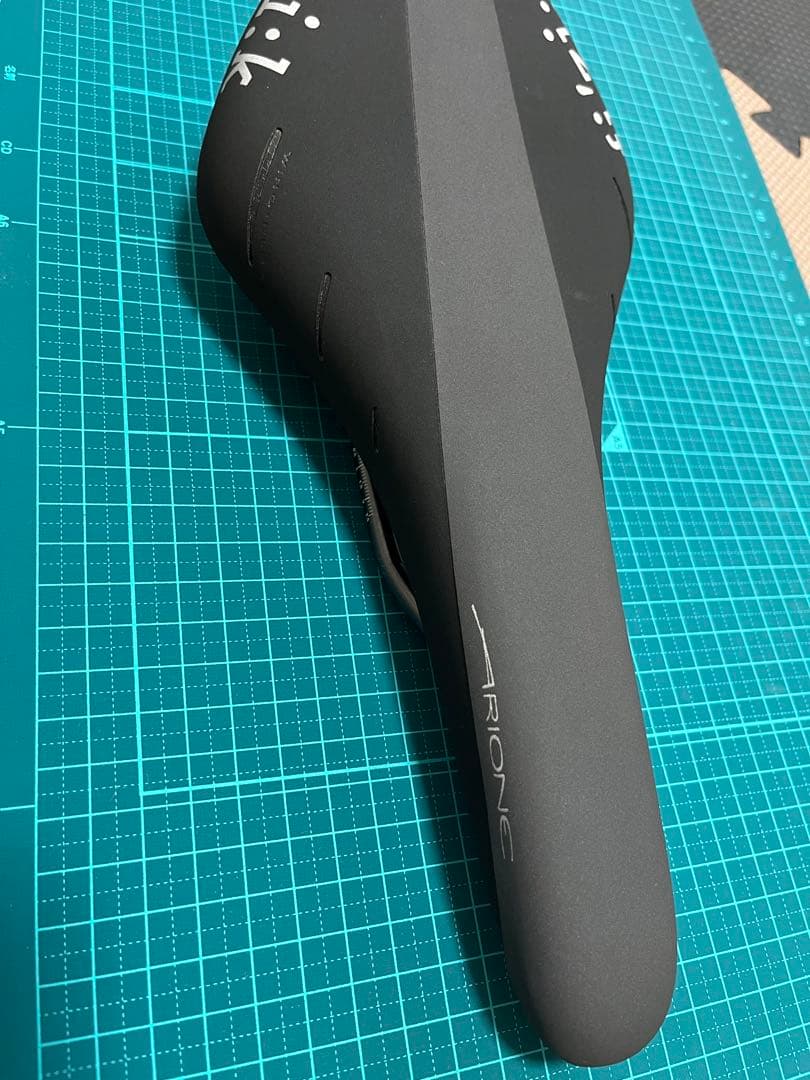 フィジーク　アリオネR3サドル ブラック【美品】