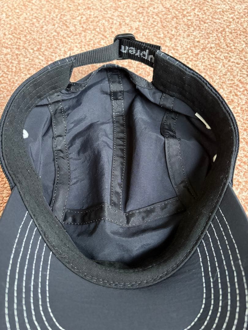 Supreme 黒 キャップ ストラップ付き