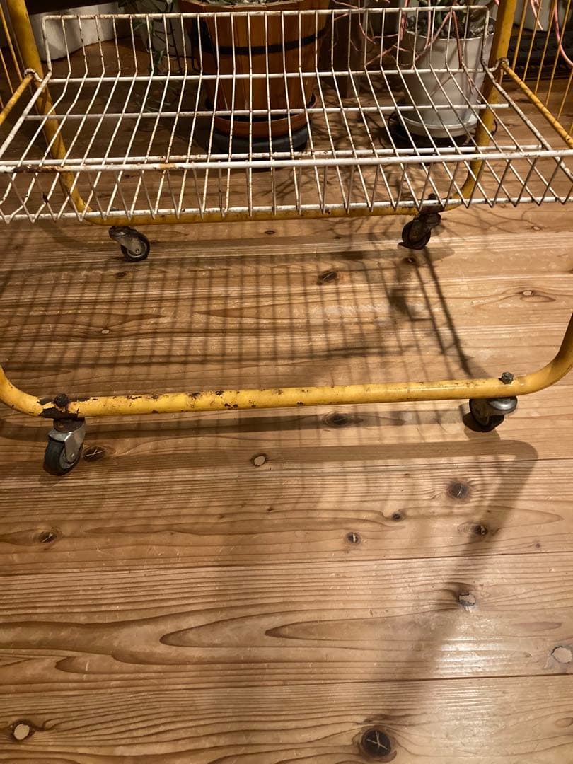 昭和レトロ　ワイヤーラック3段仕様　キャスター付　店舗什器　シャビーラック③