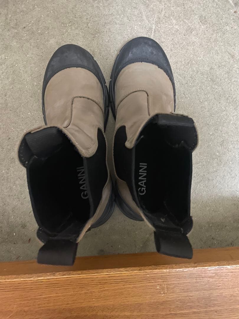 GANNI サイドゴアブーツ ベージュと黒