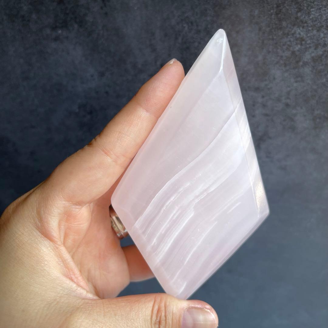 ピンク カルサイト ひし形 台座付き