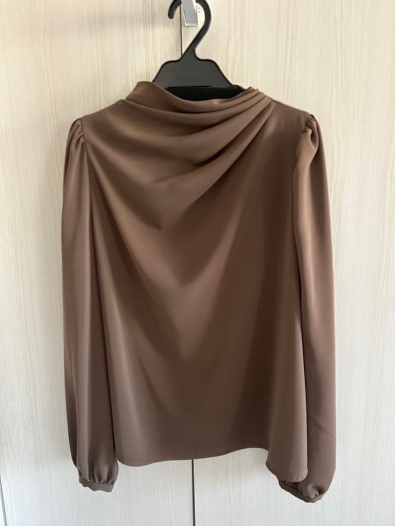 【anuans】アシンメトリードレープネックブラウス