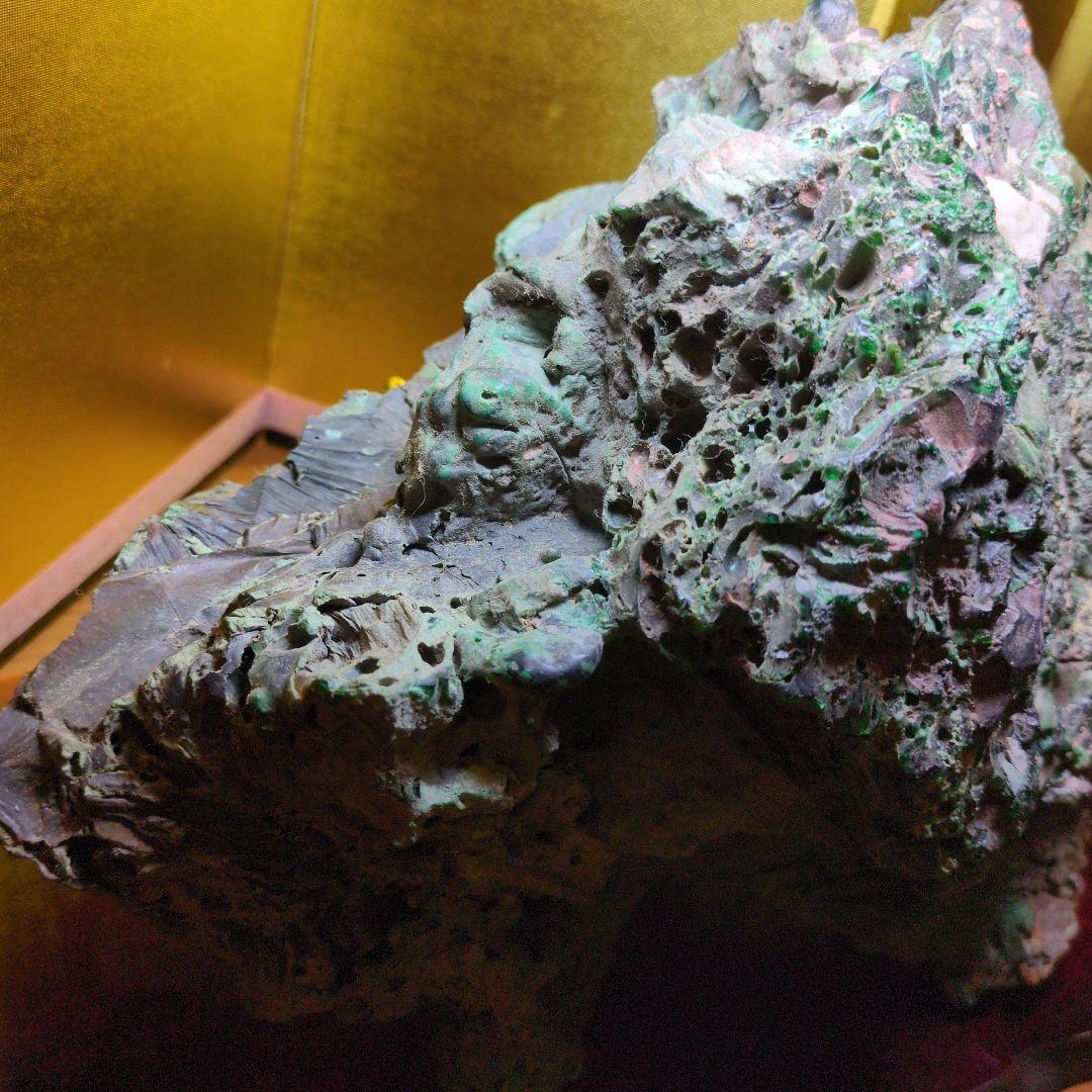 緑色の謎石 大サイズ 約4.0kg 鑑賞石 マラカイト？