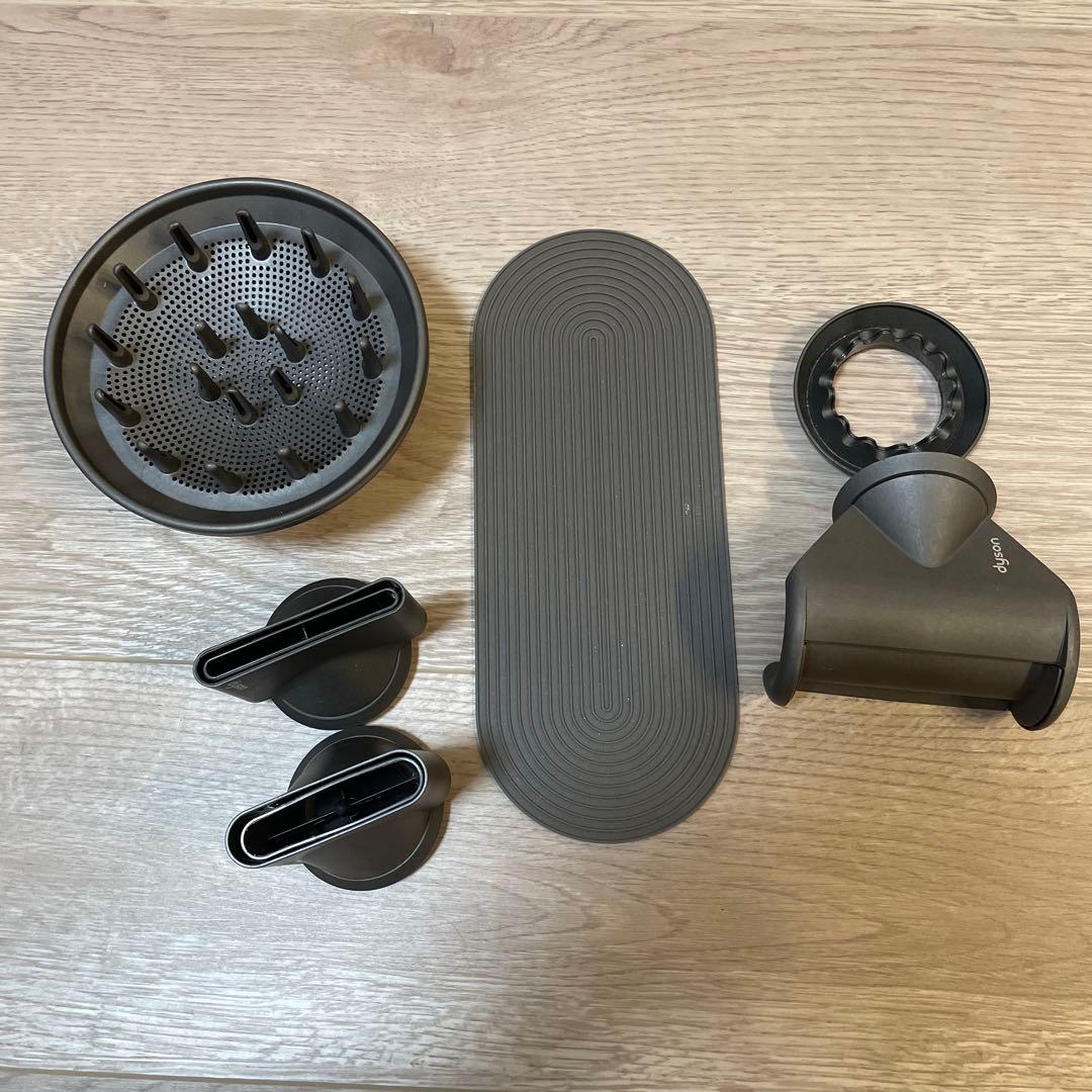 Dyson ヘアドライヤー 本体とアタッチメントセット