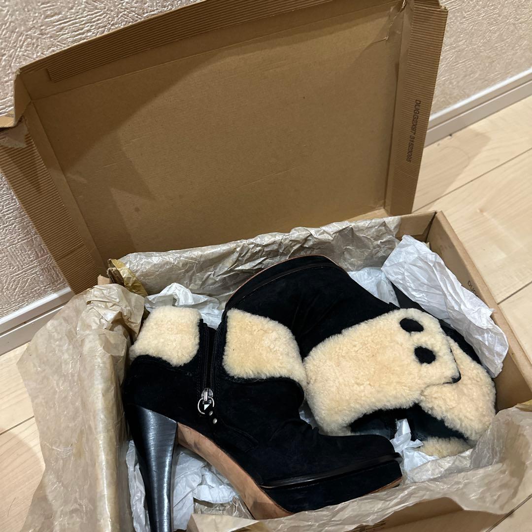 UGG ファー付き黒高ヒールブーツ