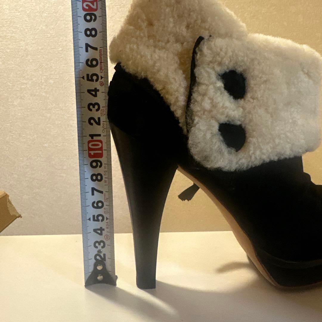 UGG ファー付き黒高ヒールブーツ
