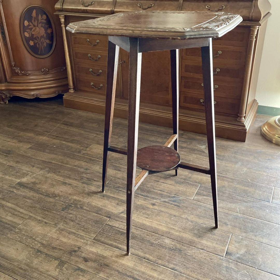 洗練されたフォルムと天板の彫の美しさが際立オケージョナルテーブル