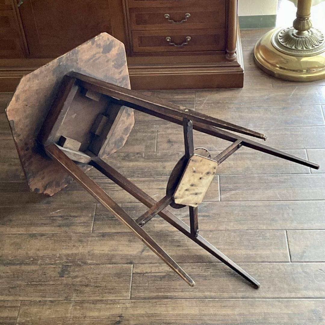 洗練されたフォルムと天板の彫の美しさが際立オケージョナルテーブル