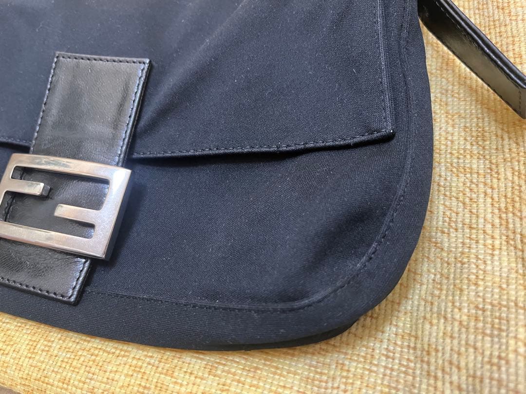 美品　FENDI フェンディ　マンマショルダーバッグ　ブラック