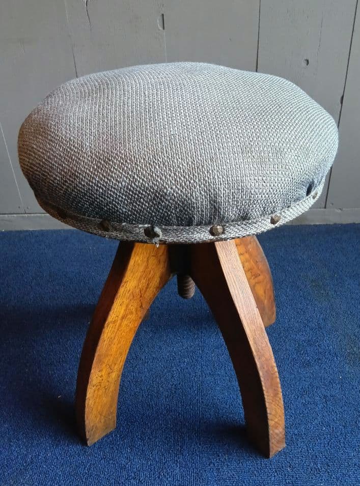 木製脚のグレー布製スツール　ヴィンテージ　レトロ