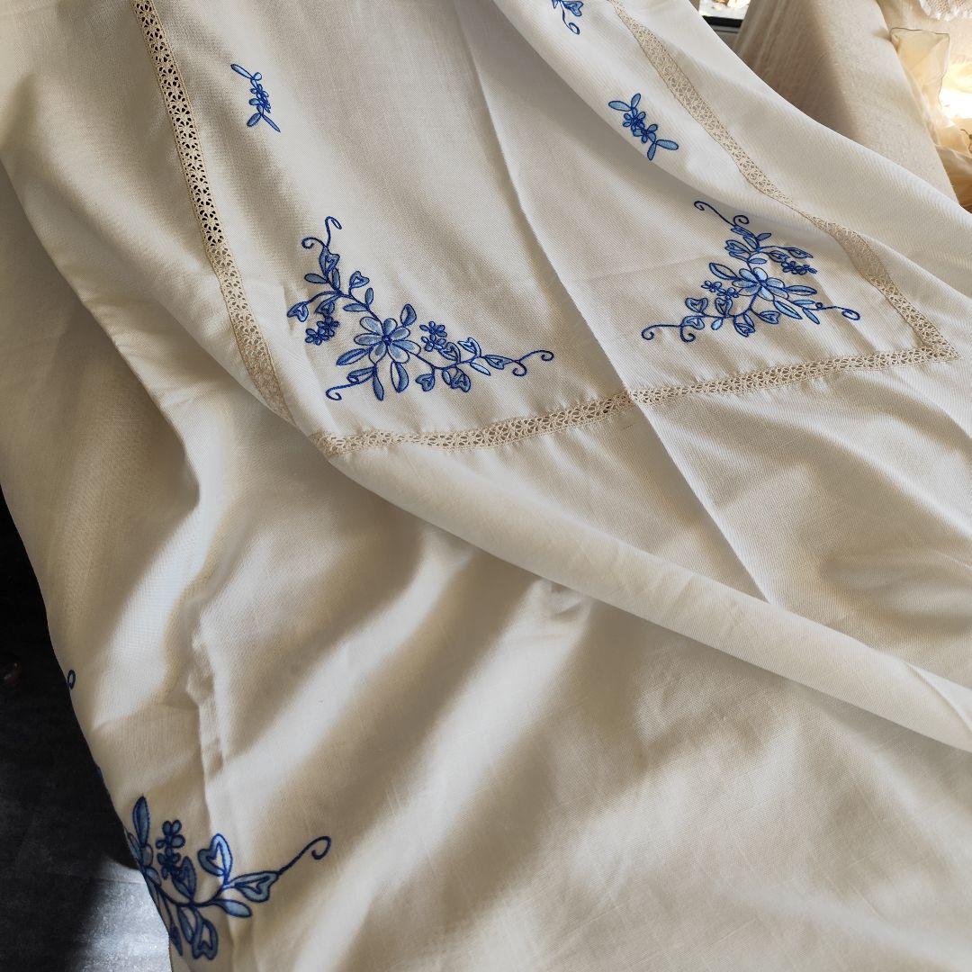 青糸の花柄刺繍　大判オーバル　混紡リネン　テーブルクロス
