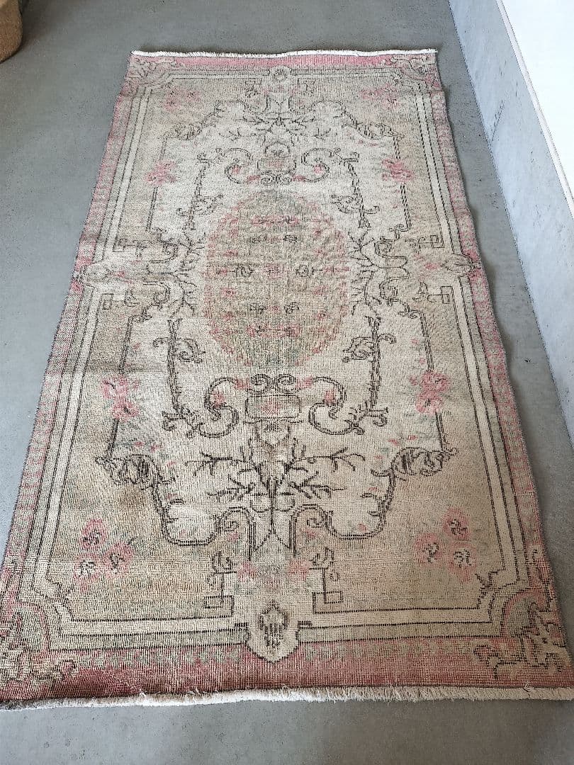 黄味ベージュとくすみパステルローズピンクのローズガーデンラグ　No624