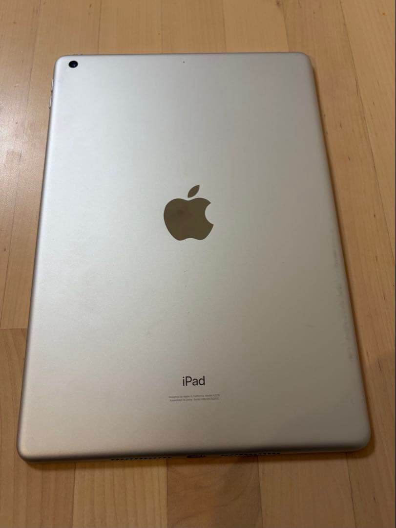 Apple iPad シルバー 本体　第8世代　32GB