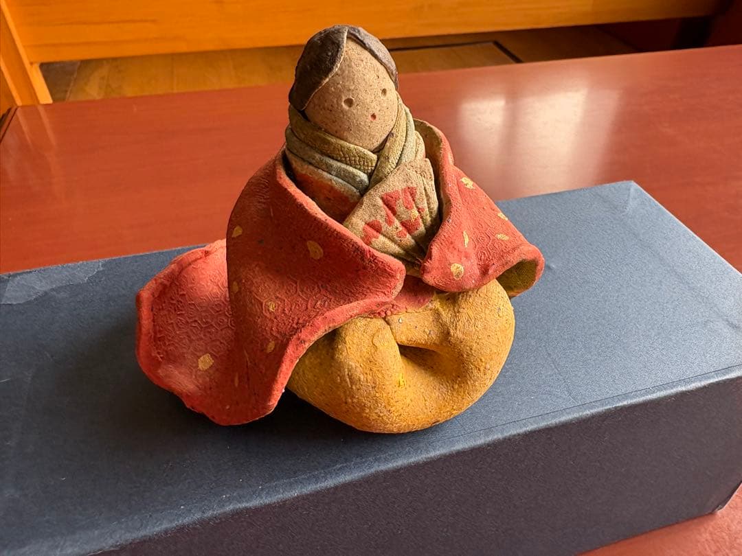 伝統的な雛人形 陶器製 多色