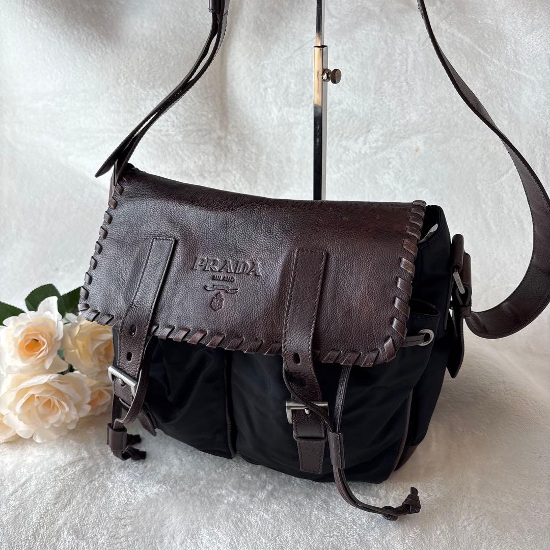 プラダ ショルダーバッグ メッセンジャーバッグ　大容量エンボスロゴ 鞄